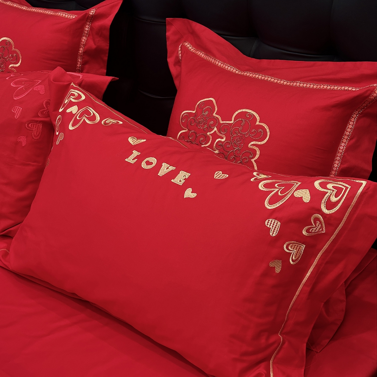 91家纺网 家纺一手货源 找家纺 JUICY 橘滋家纺 2026新款全棉大红刺绣婚庆实惠款四件套多件套 心心相印-金