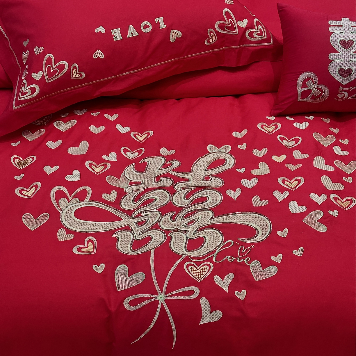 91家纺网 家纺一手货源 找家纺 JUICY 橘滋家纺 2026新款全棉大红刺绣婚庆实惠款四件套多件套 心心相印-金