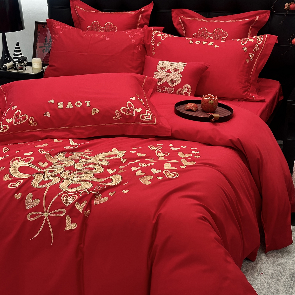 91家纺网 家纺一手货源 找家纺 JUICY 橘滋家纺 2026新款全棉大红刺绣婚庆实惠款四件套多件套 心心相印-金