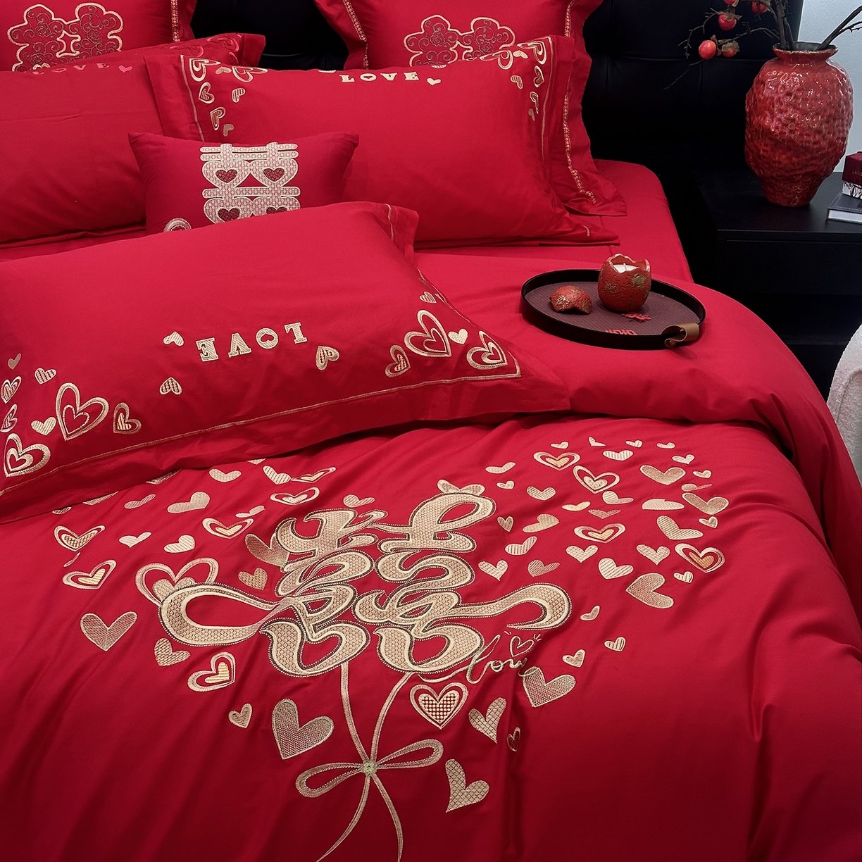 91家纺网 家纺一手货源 找家纺 JUICY 橘滋家纺 2026新款全棉大红刺绣婚庆实惠款四件套多件套 心心相印-金