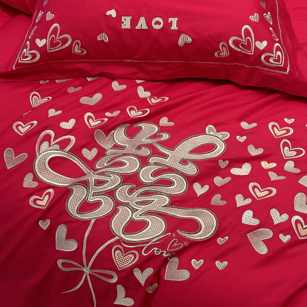 91家纺网 家纺一手货源 找家纺 JUICY 橘滋家纺 2026新款全棉大红刺绣婚庆实惠款四件套多件套 心心相印-金