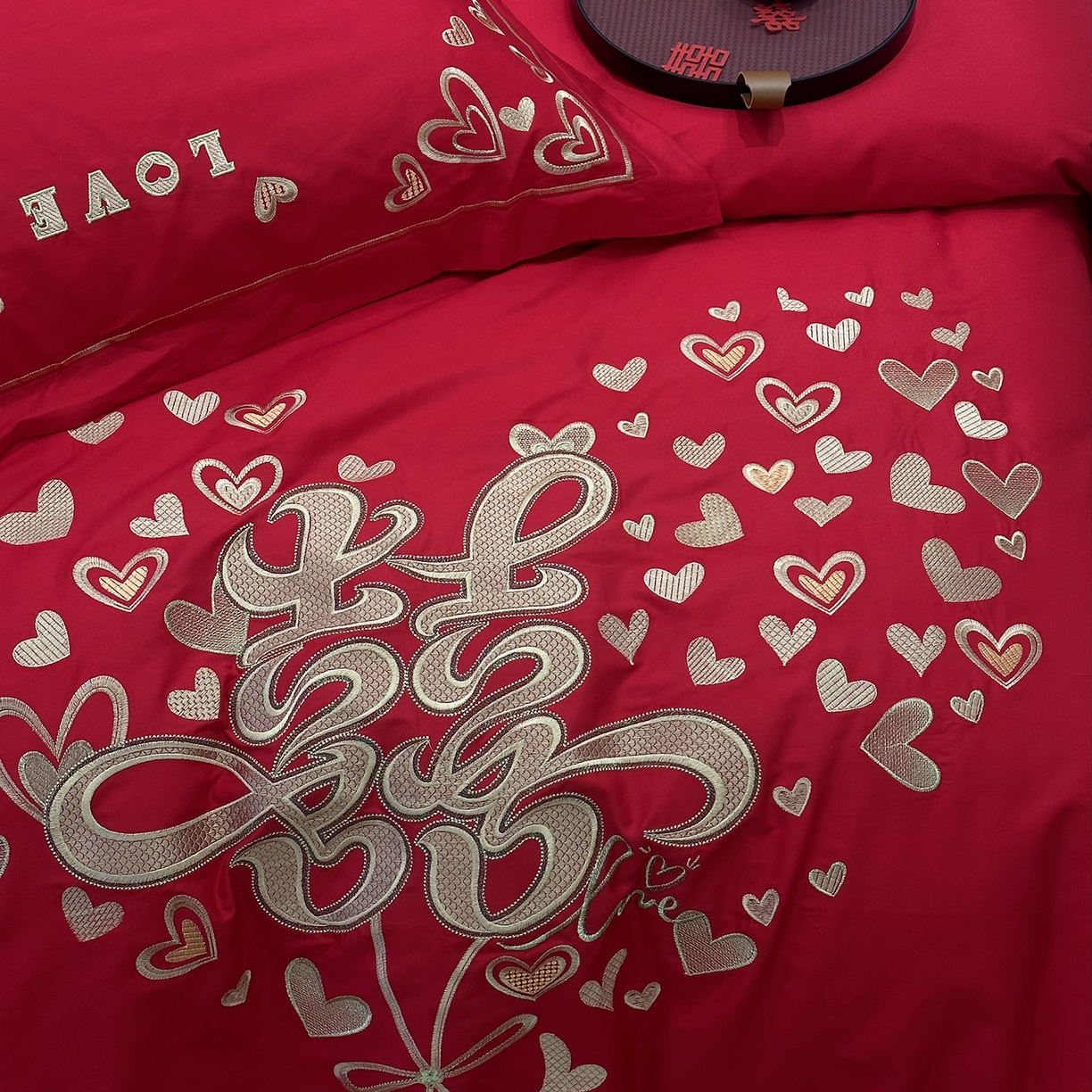 91家纺网 家纺一手货源 找家纺 JUICY 橘滋家纺 2026新款全棉大红刺绣婚庆实惠款四件套多件套 心心相印-金