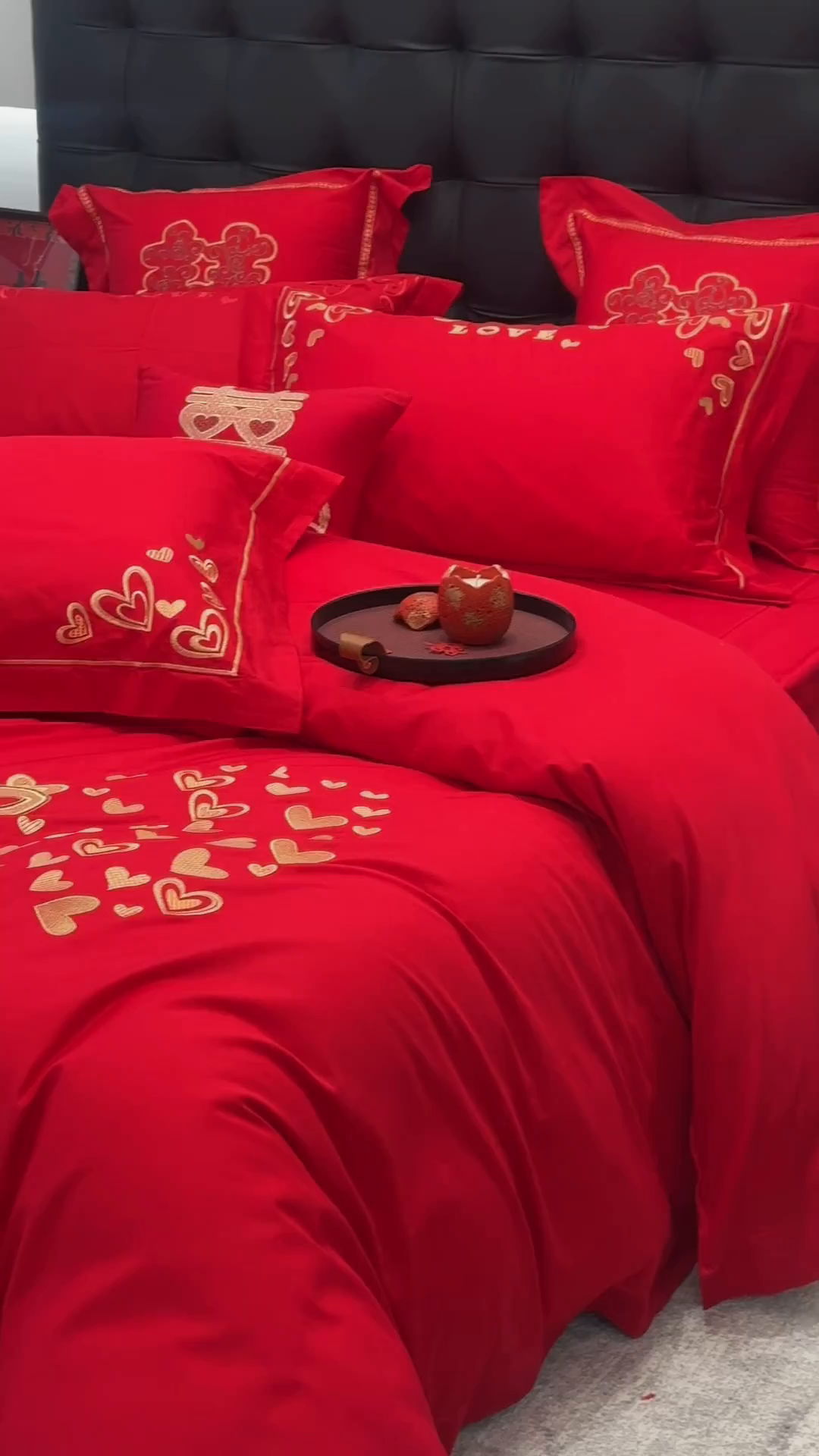 91家纺网 家纺一手货源 找家纺 JUICY 橘滋家纺 2026新款全棉大红刺绣婚庆实惠款四件套多件套 心心相印-金