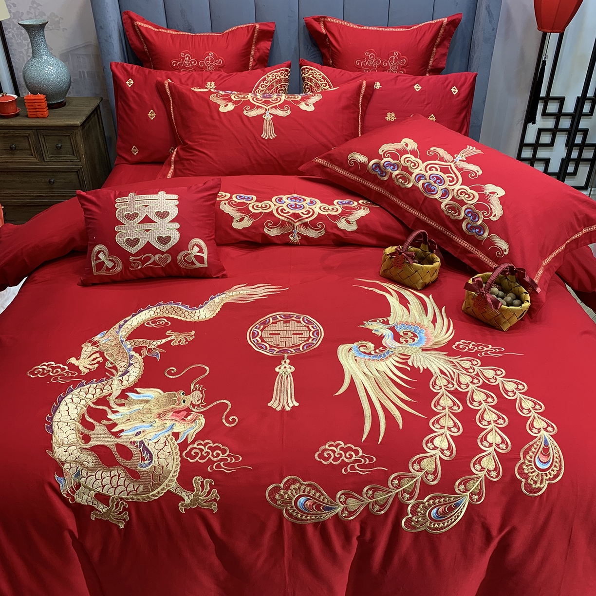 91家纺网 家纺一手货源 找家纺 JUICY 橘滋家纺 2026新款全棉大红刺绣婚庆实惠款四件套多件套 尊龙贵凤