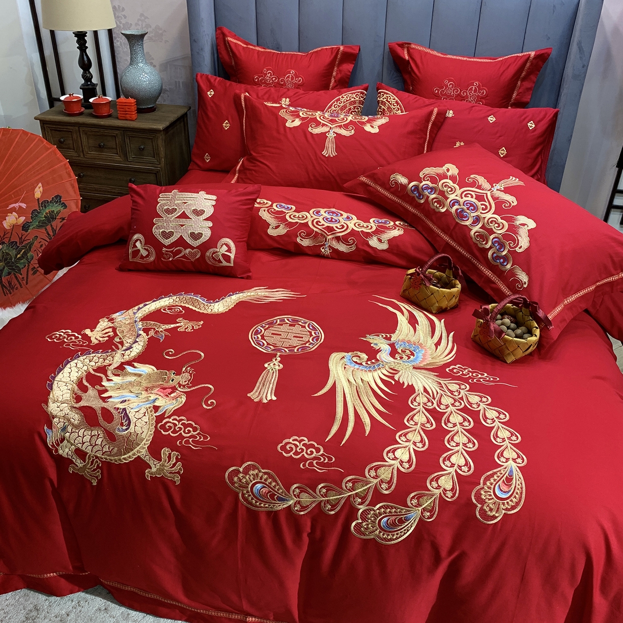91家纺网 家纺一手货源 找家纺 JUICY 橘滋家纺 2026新款全棉大红刺绣婚庆实惠款四件套多件套 尊龙贵凤