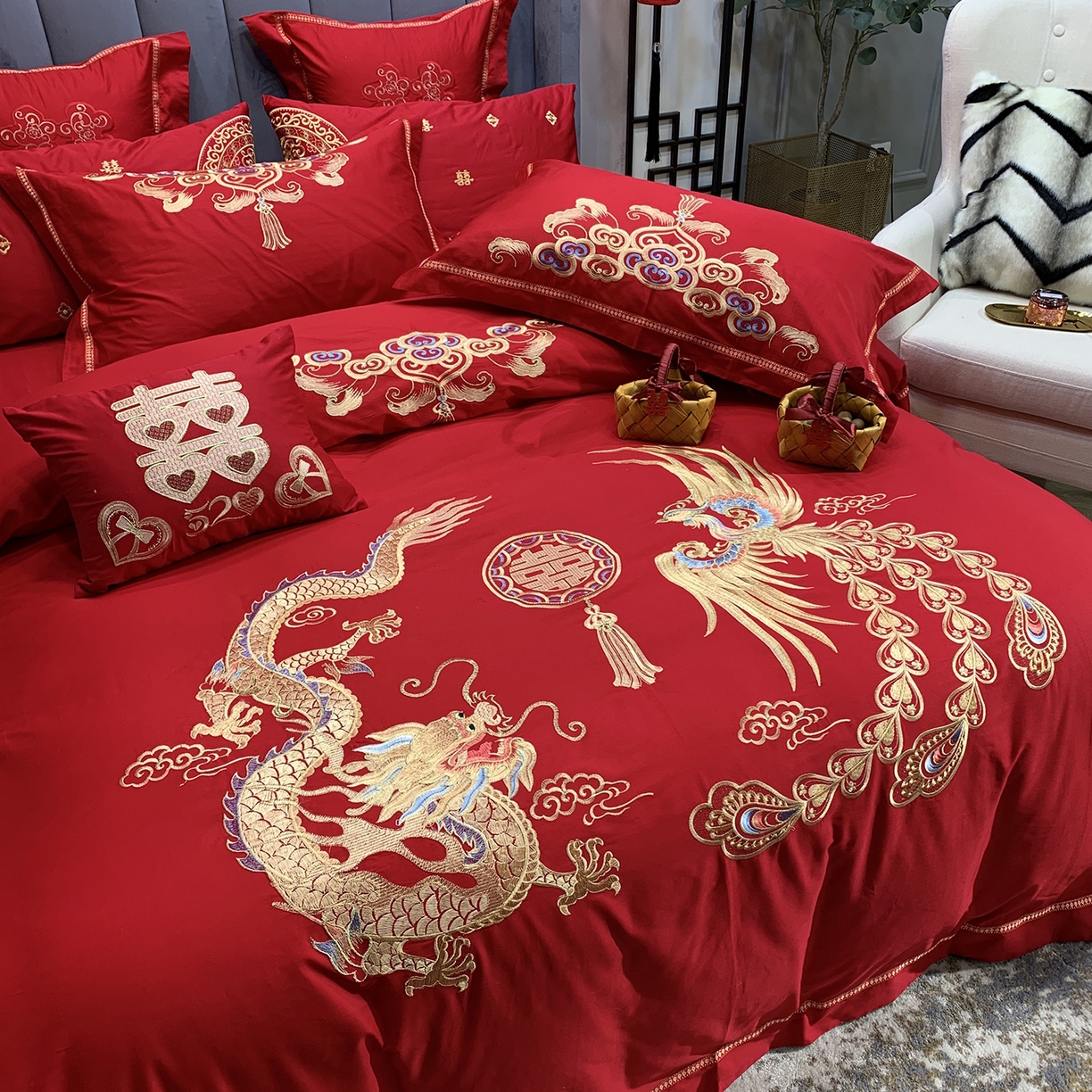 91家纺网 家纺一手货源 找家纺 JUICY 橘滋家纺 2026新款全棉大红刺绣婚庆实惠款四件套多件套 尊龙贵凤