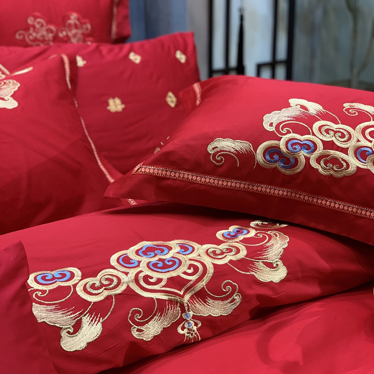 91家纺网 家纺一手货源 找家纺 JUICY 橘滋家纺 2026新款全棉大红刺绣婚庆实惠款四件套多件套 尊龙贵凤