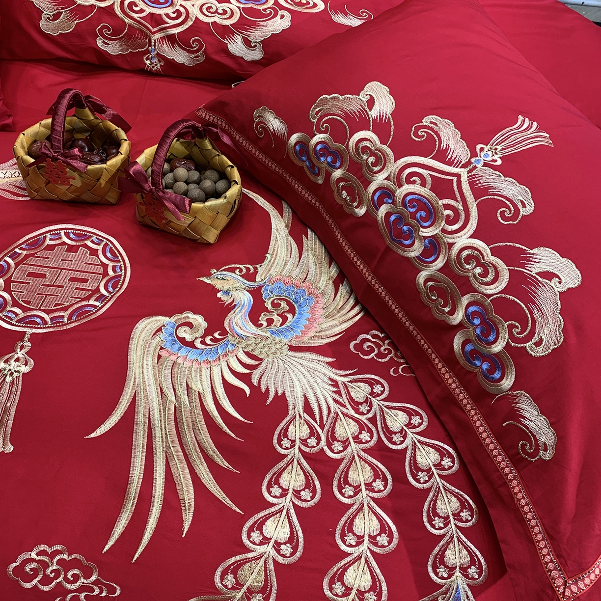 91家纺网 家纺一手货源 找家纺 JUICY 橘滋家纺 2026新款全棉大红刺绣婚庆实惠款四件套多件套 尊龙贵凤