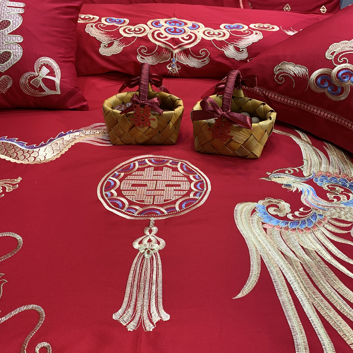 91家纺网 家纺一手货源 找家纺 JUICY 橘滋家纺 2026新款全棉大红刺绣婚庆实惠款四件套多件套 尊龙贵凤