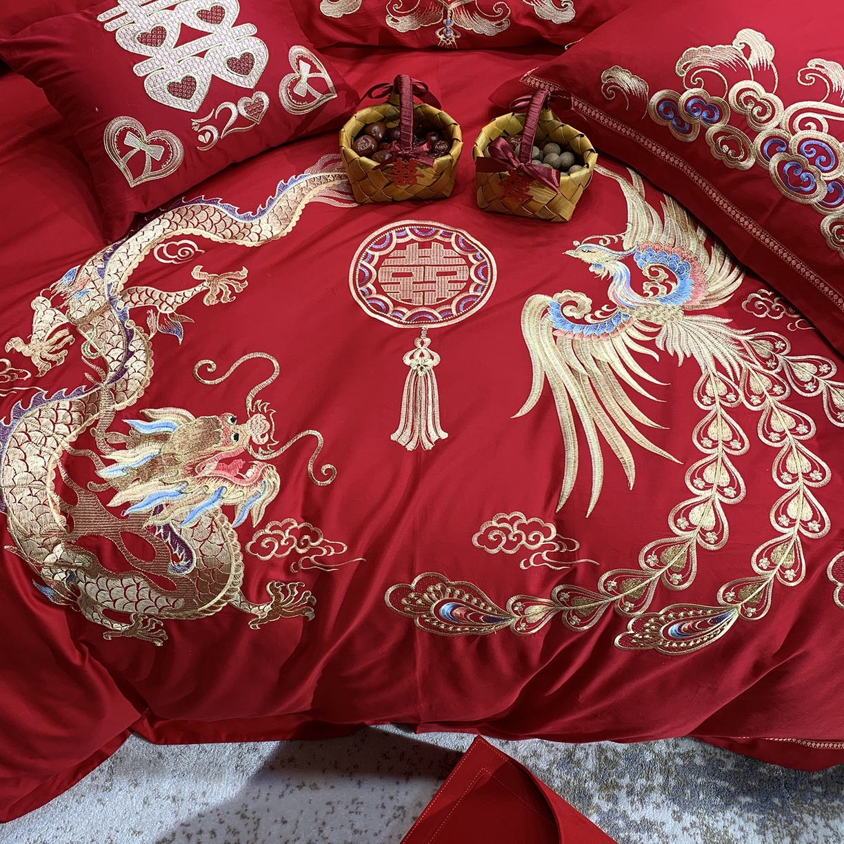 91家纺网 家纺一手货源 找家纺 JUICY 橘滋家纺 2026新款全棉大红刺绣婚庆实惠款四件套多件套 尊龙贵凤