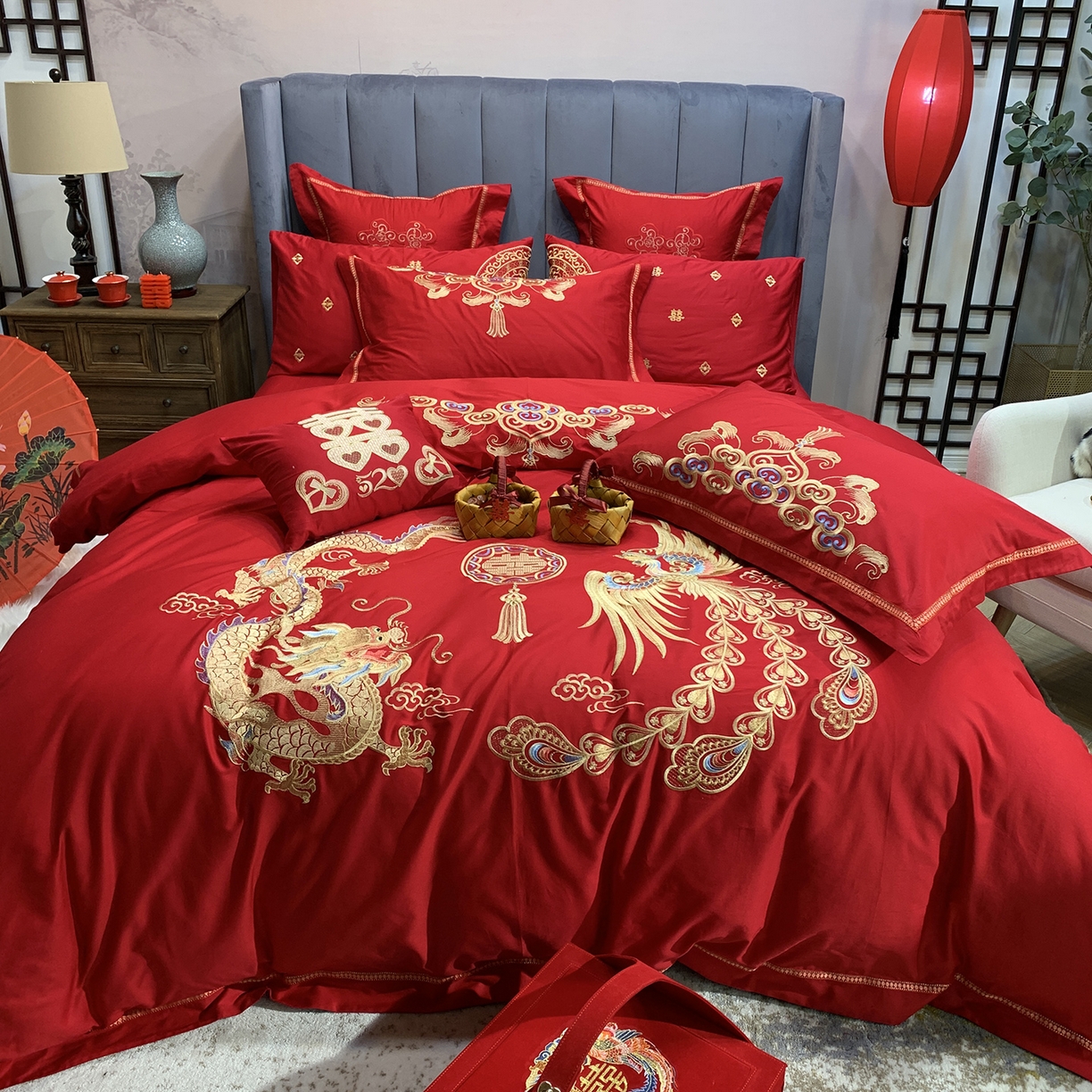 91家纺网 家纺一手货源 找家纺 JUICY 橘滋家纺 2026新款全棉大红刺绣婚庆实惠款四件套多件套 尊龙贵凤