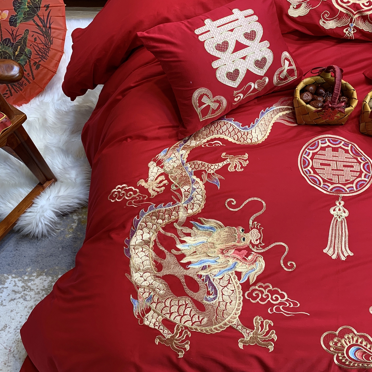 91家纺网 家纺一手货源 找家纺 JUICY 橘滋家纺 2026新款全棉大红刺绣婚庆实惠款四件套多件套 尊龙贵凤