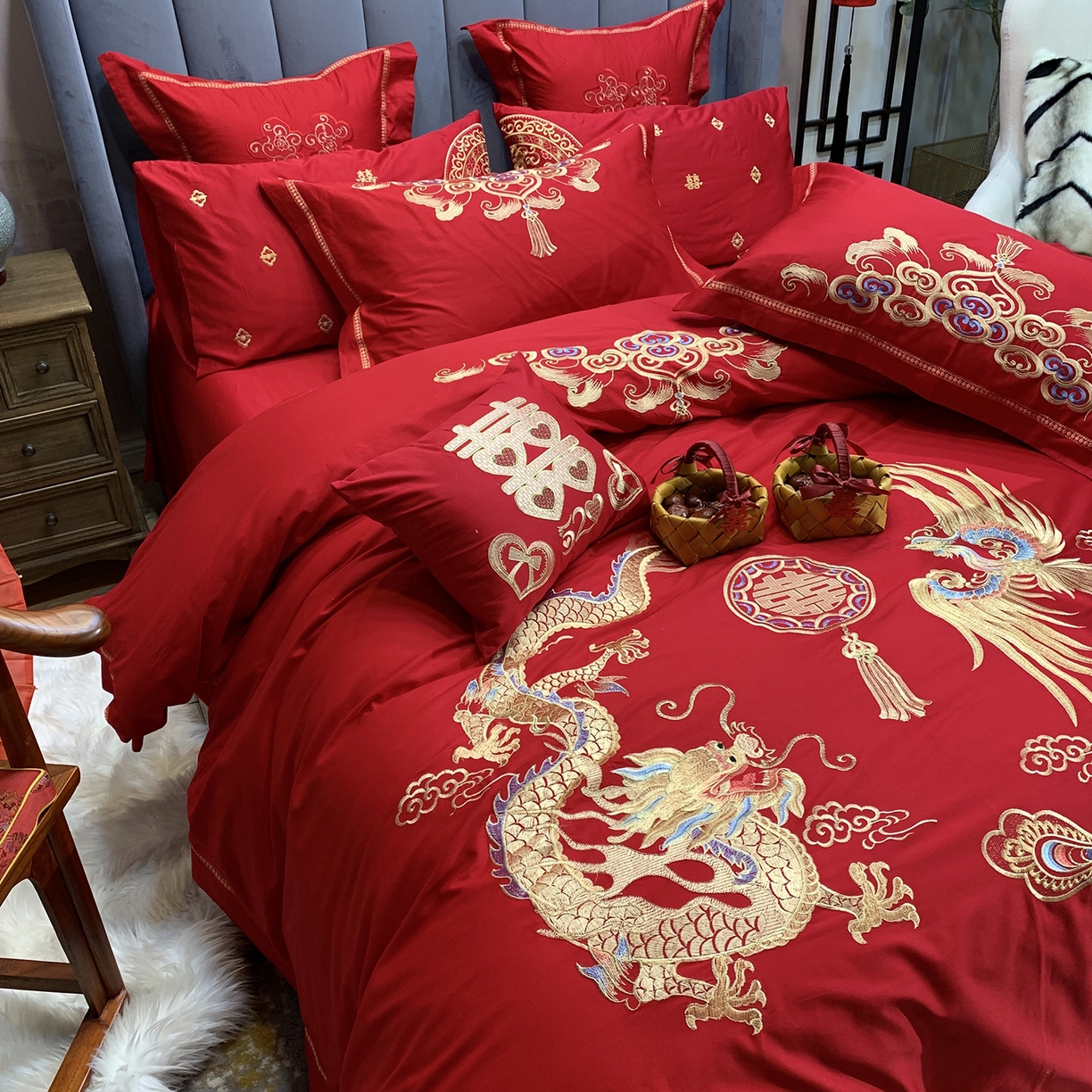 91家纺网 家纺一手货源 找家纺 JUICY 橘滋家纺 2026新款全棉大红刺绣婚庆实惠款四件套多件套 尊龙贵凤