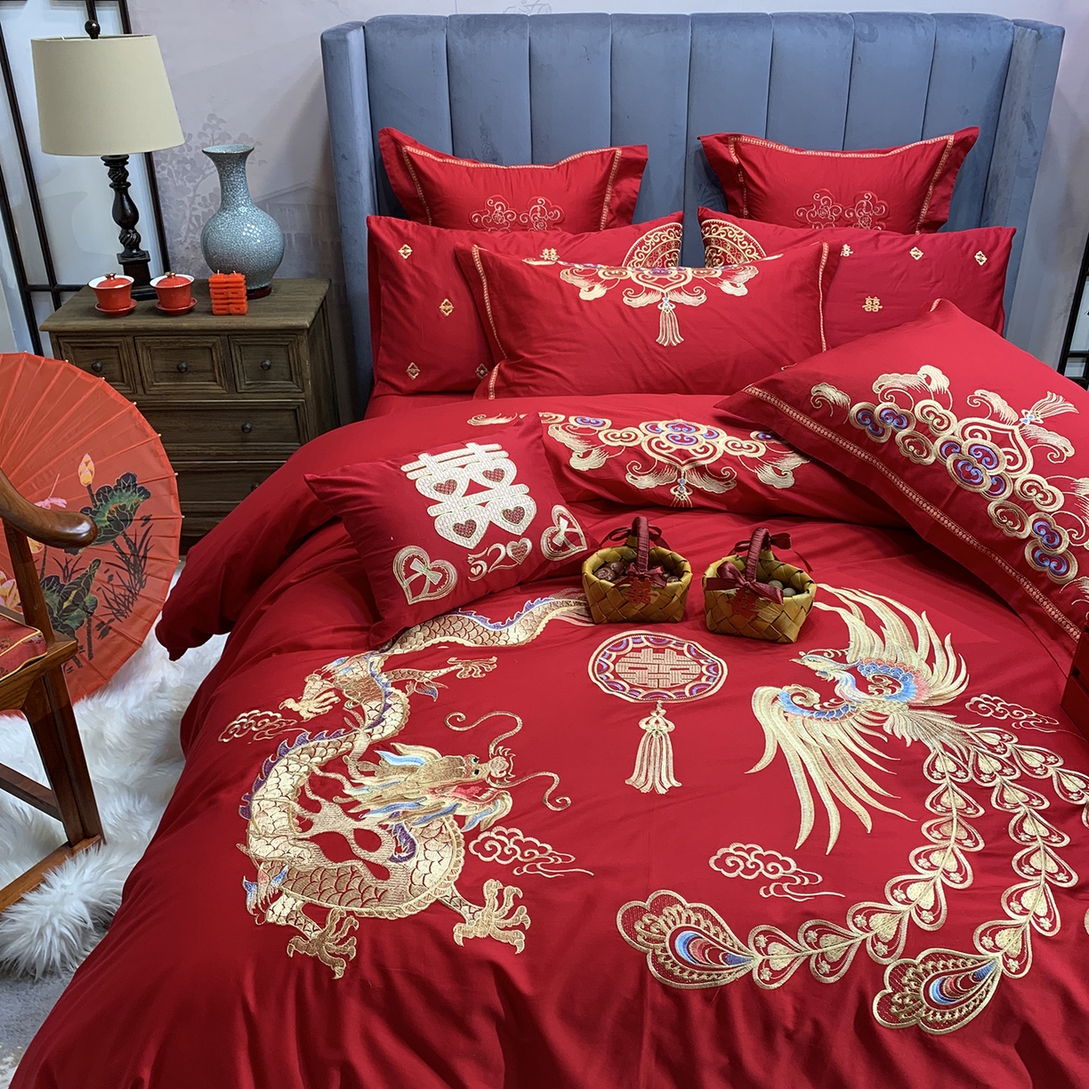 91家纺网 家纺一手货源 找家纺 JUICY 橘滋家纺 2026新款全棉大红刺绣婚庆实惠款四件套多件套 尊龙贵凤