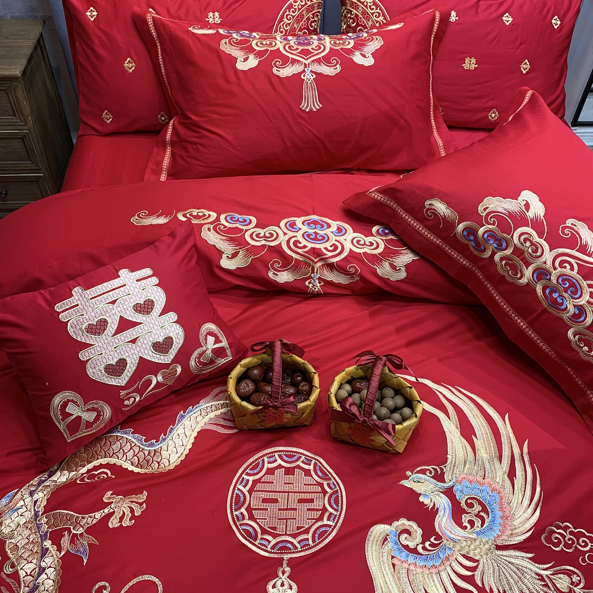 91家纺网 家纺一手货源 找家纺 JUICY 橘滋家纺 2026新款全棉大红刺绣婚庆实惠款四件套多件套 尊龙贵凤