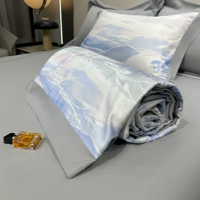 91家纺网 家纺一手货源 找家纺 爱彼家纺 2026夏季热门数码冰丝水墨画风单夏被凉感冰丝夏被四件套 夏被-紫云蓝