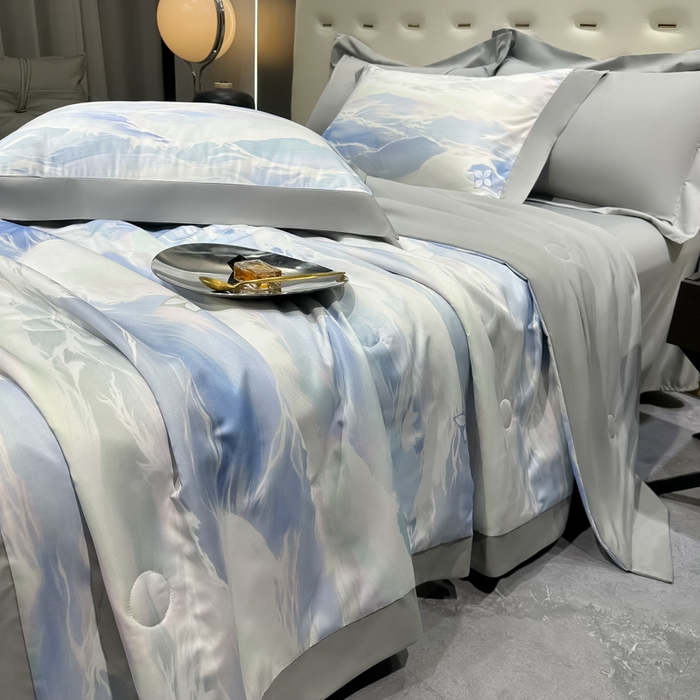 91家纺网 家纺一手货源 找家纺 爱彼家纺 2026夏季热门数码冰丝水墨画风单夏被凉感冰丝夏被四件套 夏被-紫云蓝