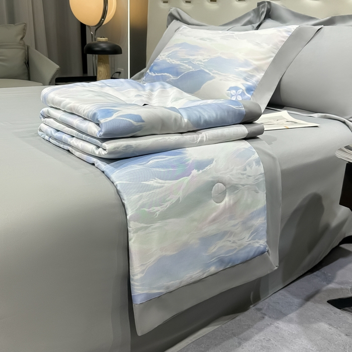 91家纺网 家纺一手货源 找家纺 爱彼家纺 2026夏季热门数码冰丝水墨画风单夏被凉感冰丝夏被四件套 夏被-紫云蓝