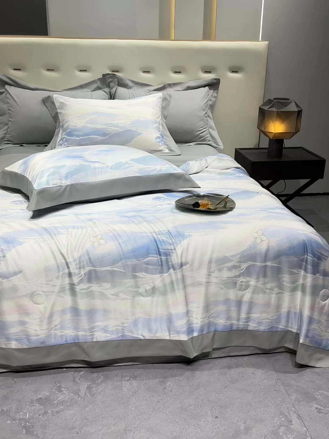 91家纺网 家纺一手货源 找家纺 爱彼家纺 2026夏季热门数码冰丝水墨画风单夏被凉感冰丝夏被四件套 夏被-紫云蓝