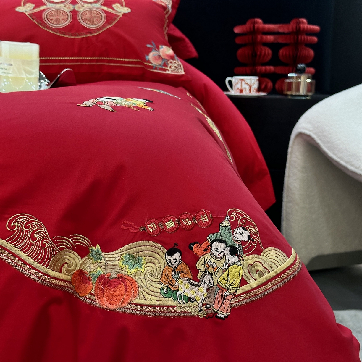 91家纺网 家纺一手货源 找家纺 JUICY 橘滋家纺 2026新款全棉提花高端婚庆刺绣传臻系列四件套多件套 百子嬉春