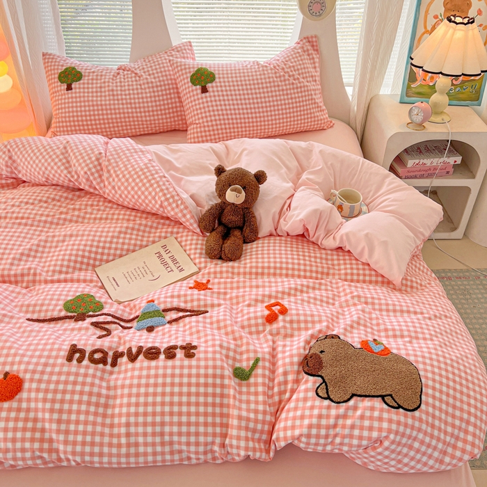 91家纺网 家纺一手货源 找家纺 （总）欧妮家纺 2025新款水洗棉毛巾绣床单被套四件套宿舍床上三件套-拉拉旅行系列