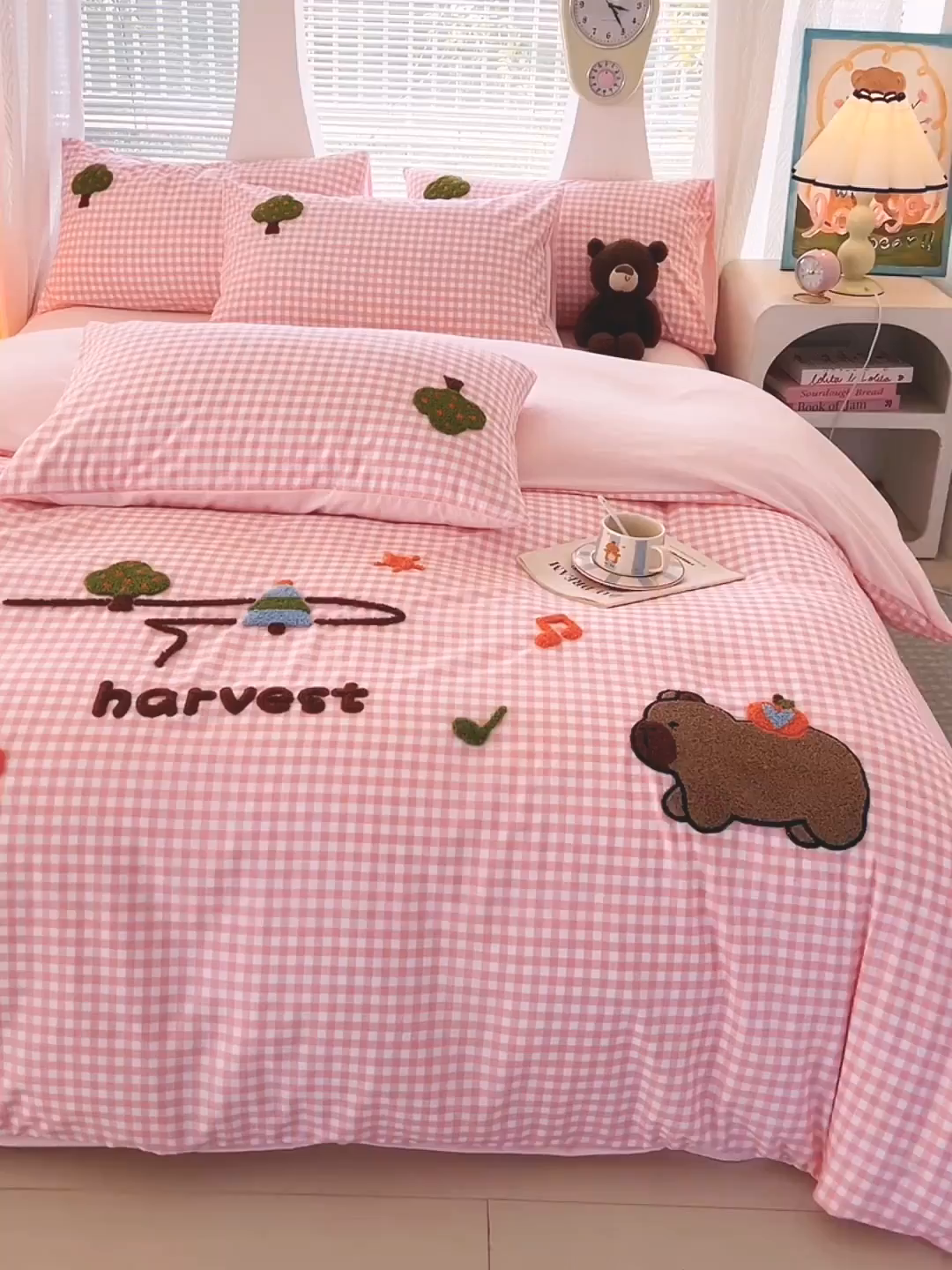 91家纺网 家纺一手货源 找家纺 （总）欧妮家纺 2025新款水洗棉毛巾绣床单被套四件套宿舍床上三件套-拉拉旅行系列