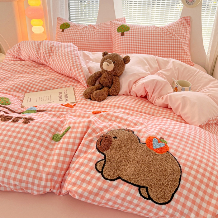 91家纺网 家纺一手货源 找家纺 （总）欧妮家纺 2025新款水洗棉毛巾绣床单被套四件套宿舍床上三件套-拉拉旅行系列