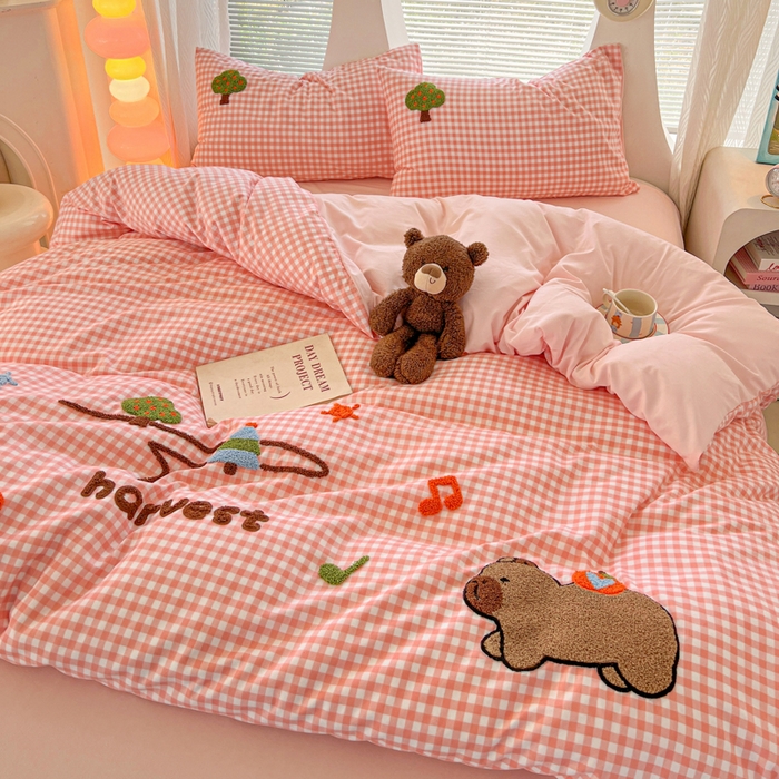 91家纺网 家纺一手货源 找家纺 （总）欧妮家纺 2025新款水洗棉毛巾绣床单被套四件套宿舍床上三件套-拉拉旅行系列