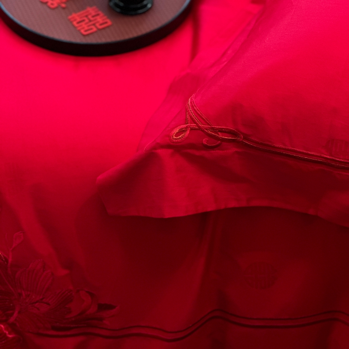 91家纺网 家纺一手货源 找家纺 JUICY 橘滋家纺 2026新款全棉提花高端婚庆刺绣传臻系列四件套多件套 浪漫满屋