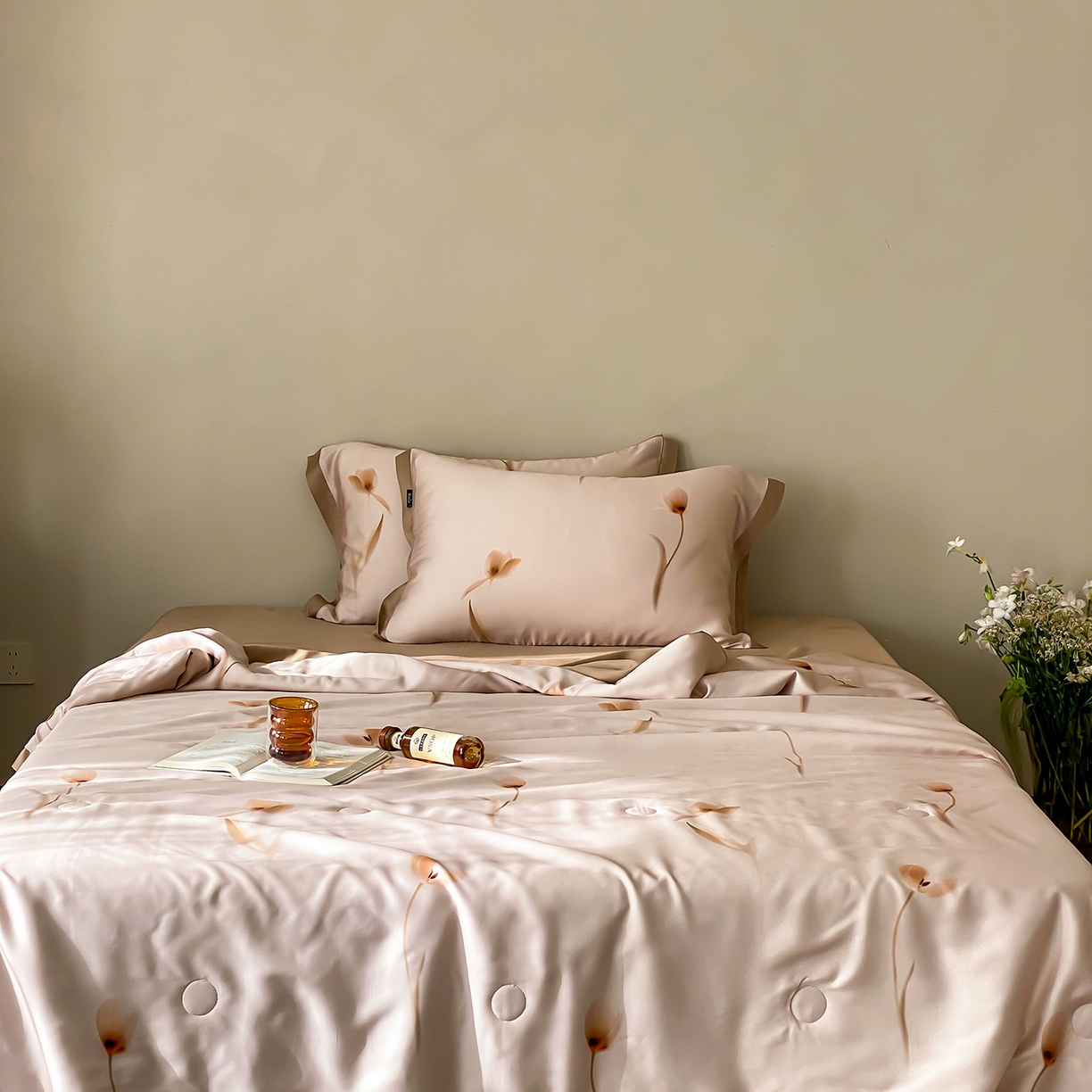 91家纺网 家纺一手货源 找家纺 玉宇阁家居 2026新款60S兰精天丝印花夏被四件套 流光花语-莓子塔