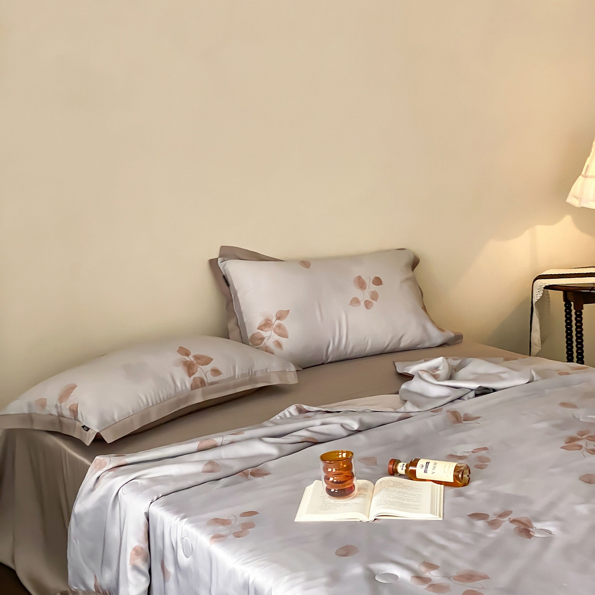 91家纺网 家纺一手货源 找家纺 玉宇阁家居 2026新款60S兰精天丝印花夏被四件套 月漾-浅云