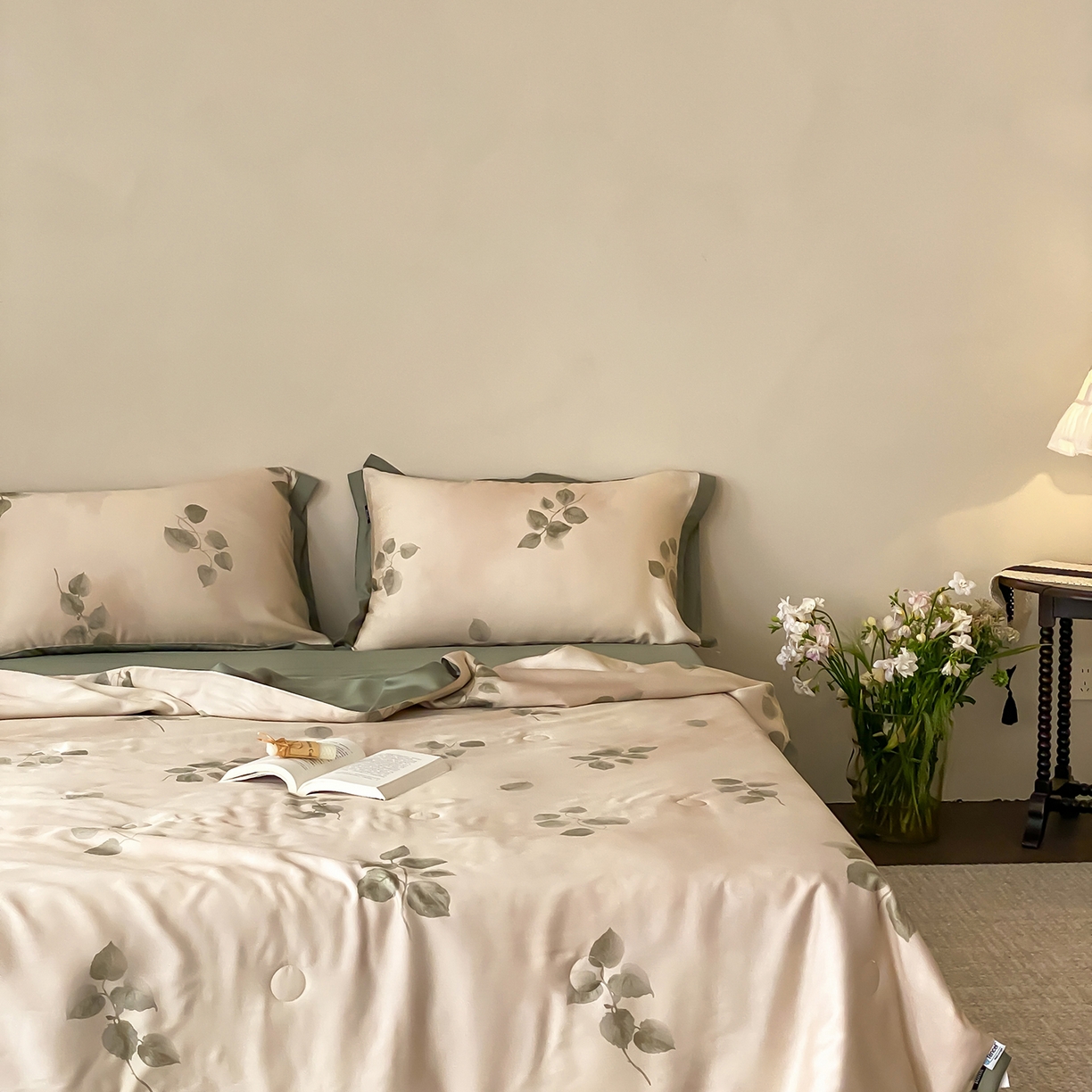 91家纺网 家纺一手货源 找家纺 玉宇阁家居 2026新款60S兰精天丝印花夏被四件套 月漾-晴川绿