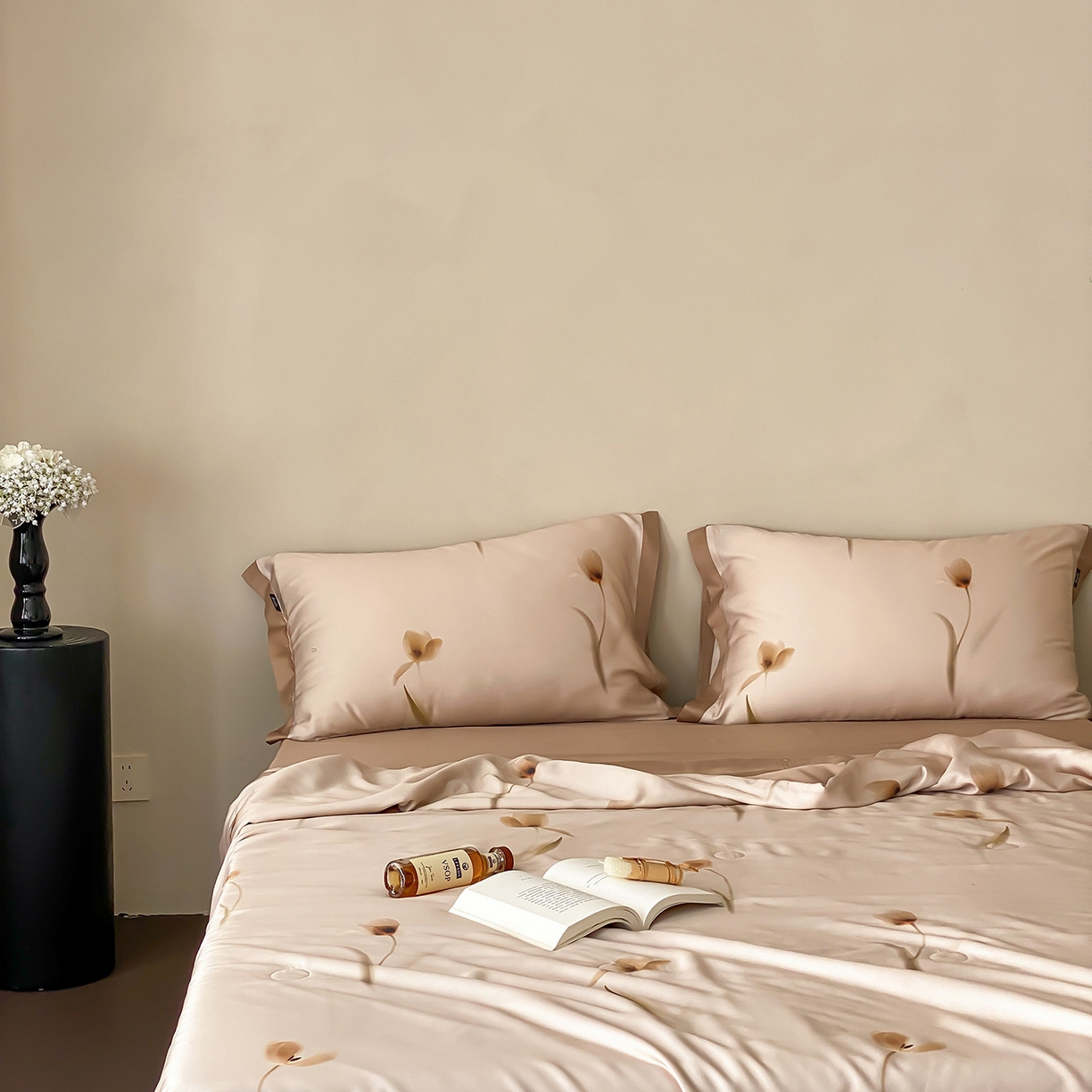 91家纺网 家纺一手货源 找家纺 玉宇阁家居 2026新款60S兰精天丝印花夏被四件套 流光花语-肉桂拿铁