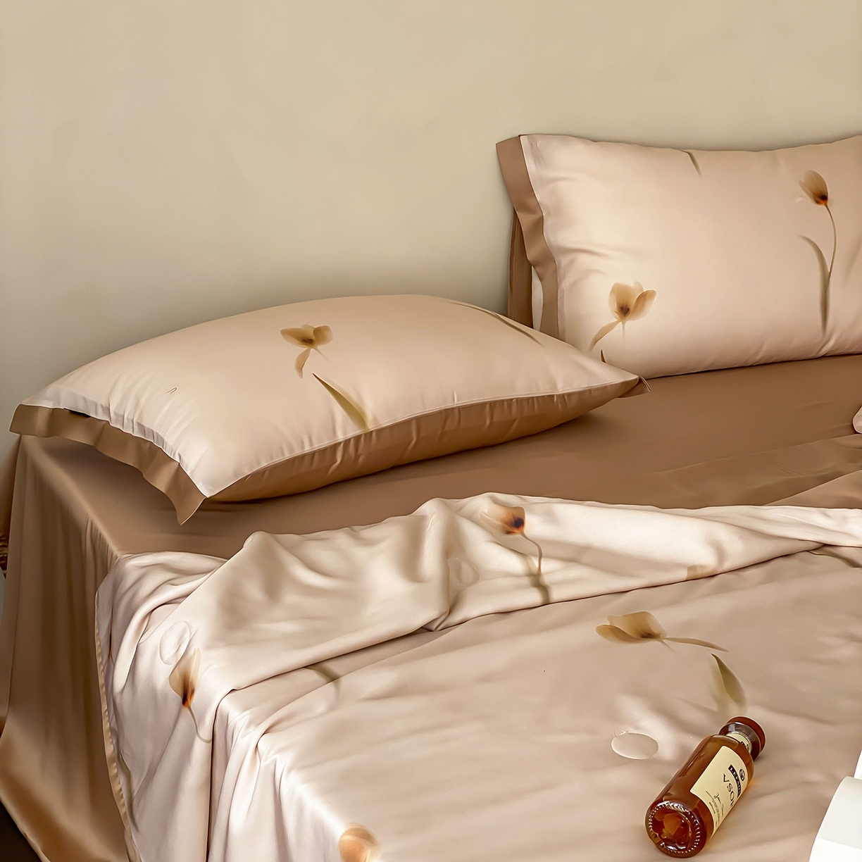 91家纺网 家纺一手货源 找家纺 玉宇阁家居 2026新款60S兰精天丝印花夏被四件套 流光花语-肉桂拿铁