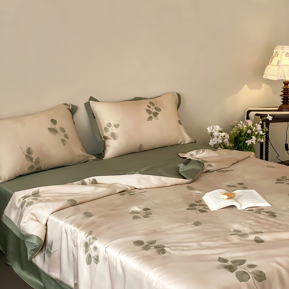 91家纺网 家纺一手货源 找家纺 玉宇阁家居 2026新款60S兰精天丝印花夏被四件套 月漾-晴川绿