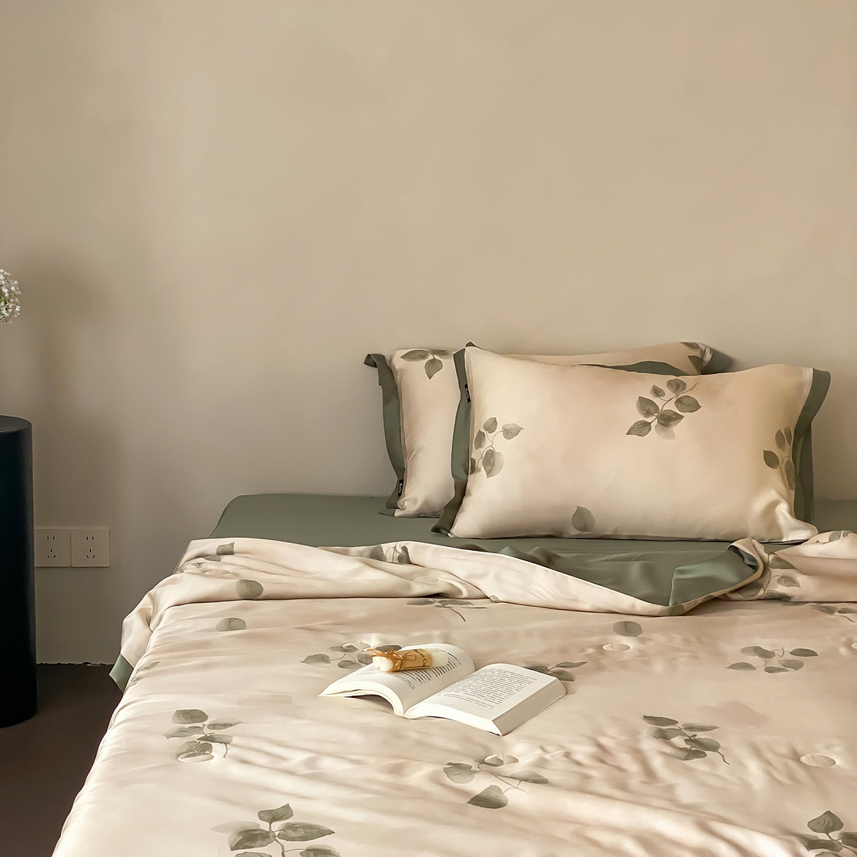 91家纺网 家纺一手货源 找家纺 玉宇阁家居 2026新款60S兰精天丝印花夏被四件套 月漾-晴川绿