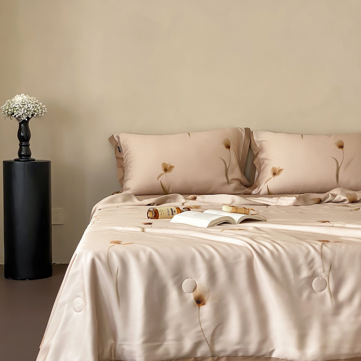 91家纺网 家纺一手货源 找家纺 玉宇阁家居 2026新款60S兰精天丝印花夏被四件套 流光花语-肉桂拿铁