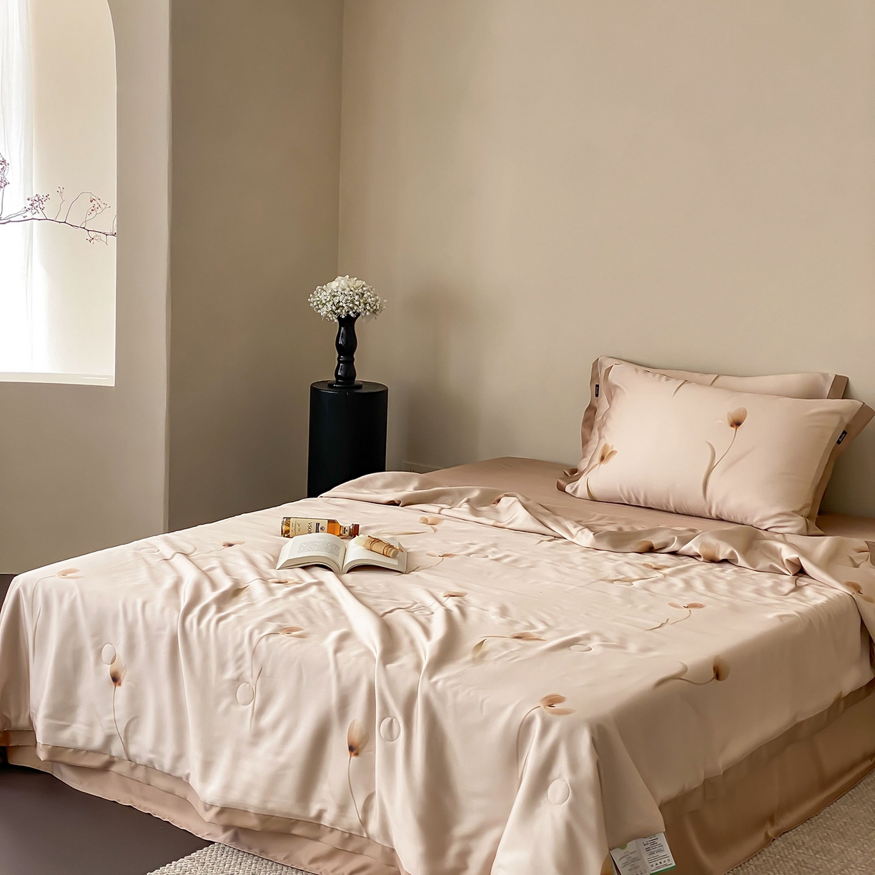 91家纺网 家纺一手货源 找家纺 玉宇阁家居 2026新款60S兰精天丝印花夏被四件套 流光花语-肉桂拿铁