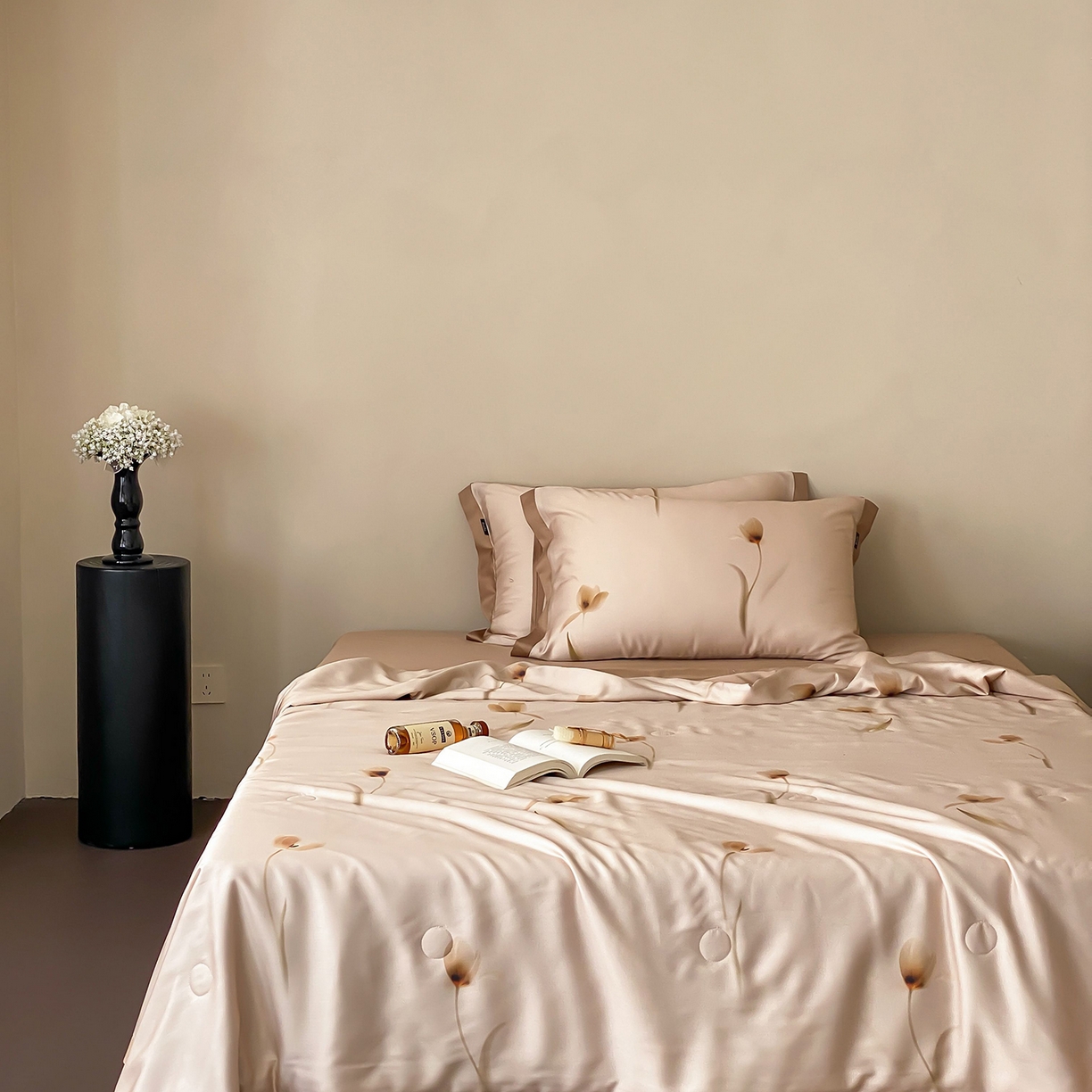 91家纺网 家纺一手货源 找家纺 玉宇阁家居 2026新款60S兰精天丝印花夏被四件套 流光花语-肉桂拿铁