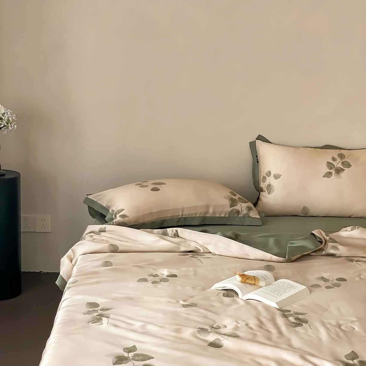 91家纺网 家纺一手货源 找家纺 玉宇阁家居 2026新款60S兰精天丝印花夏被四件套 月漾-晴川绿