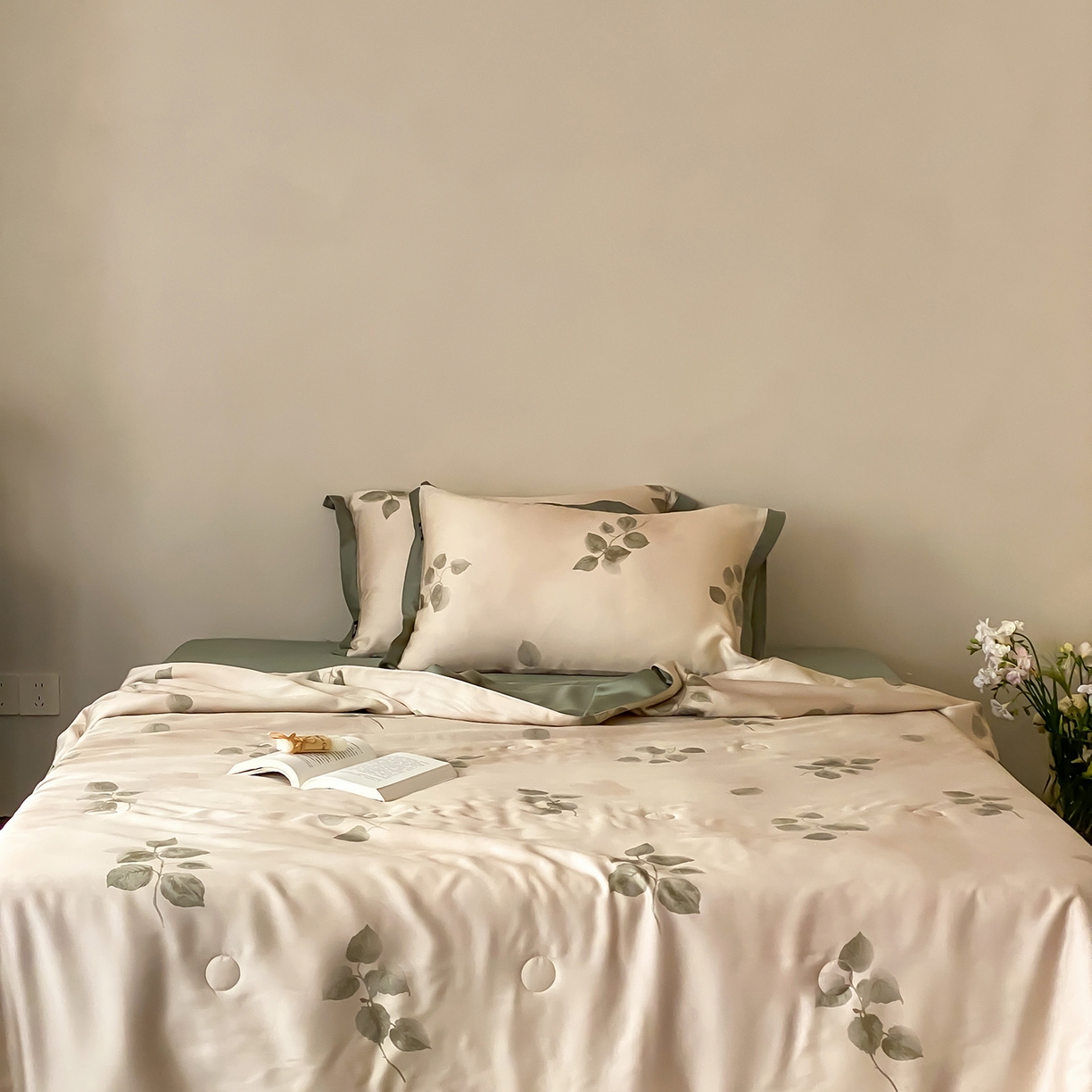 91家纺网 家纺一手货源 找家纺 玉宇阁家居 2026新款60S兰精天丝印花夏被四件套 月漾-晴川绿