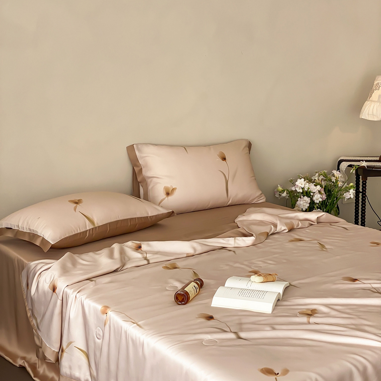 91家纺网 家纺一手货源 找家纺 玉宇阁家居 2026新款60S兰精天丝印花夏被四件套 流光花语-肉桂拿铁