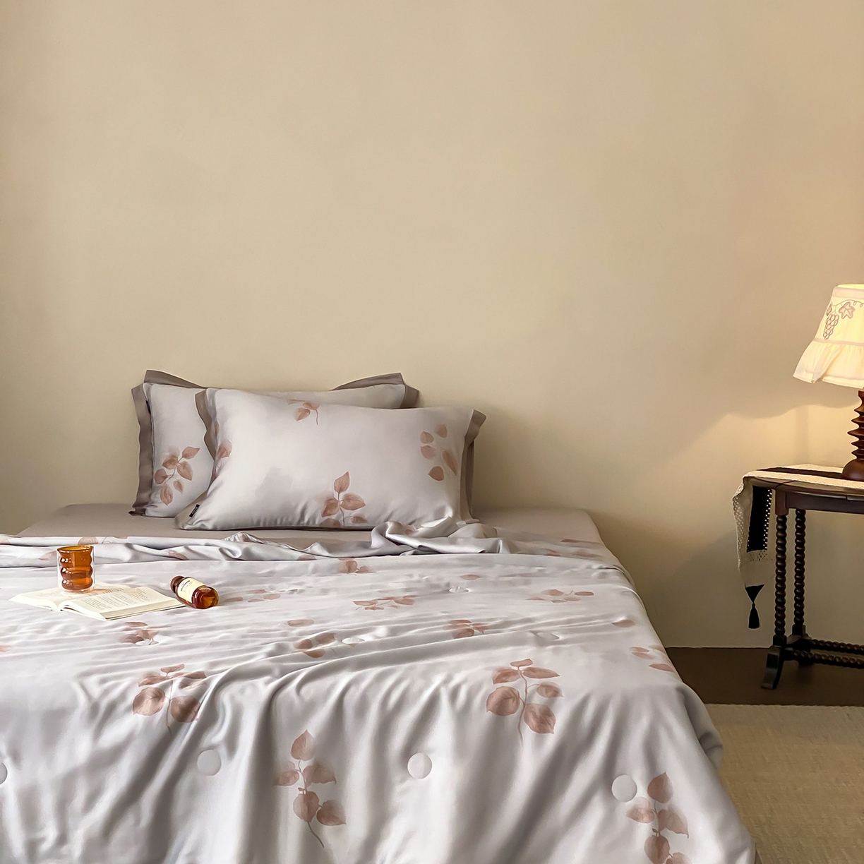 91家纺网 家纺一手货源 找家纺 玉宇阁家居 2026新款60S兰精天丝印花夏被四件套 月漾-浅云