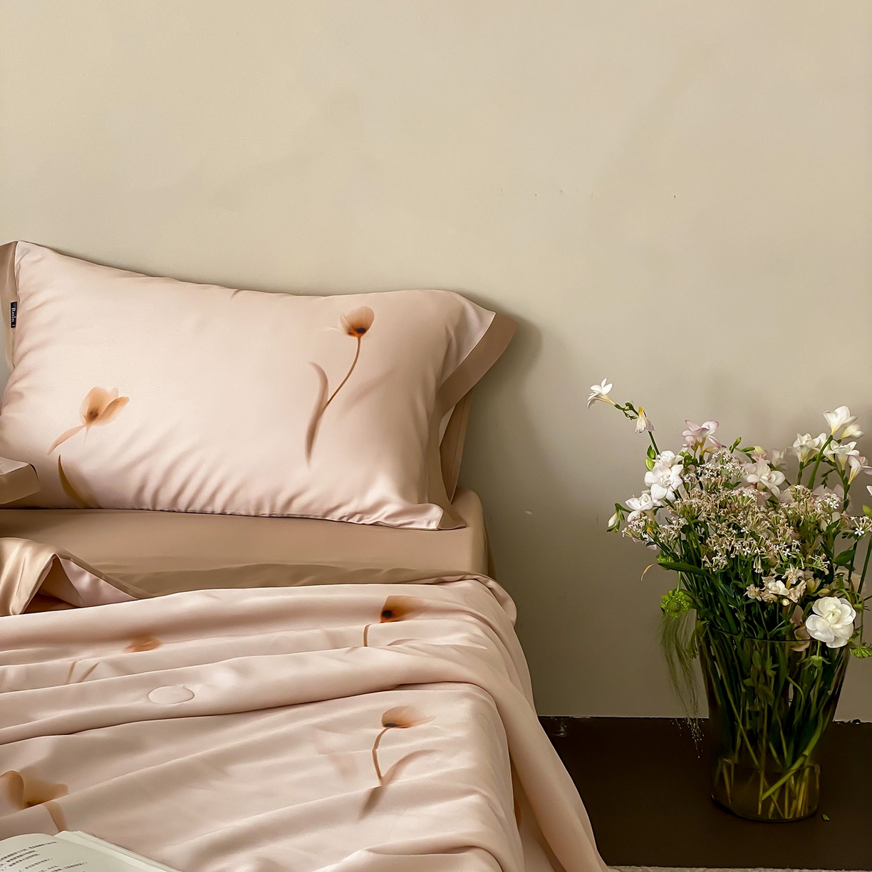 91家纺网 家纺一手货源 找家纺 玉宇阁家居 2026新款60S兰精天丝印花夏被四件套 流光花语-莓子塔