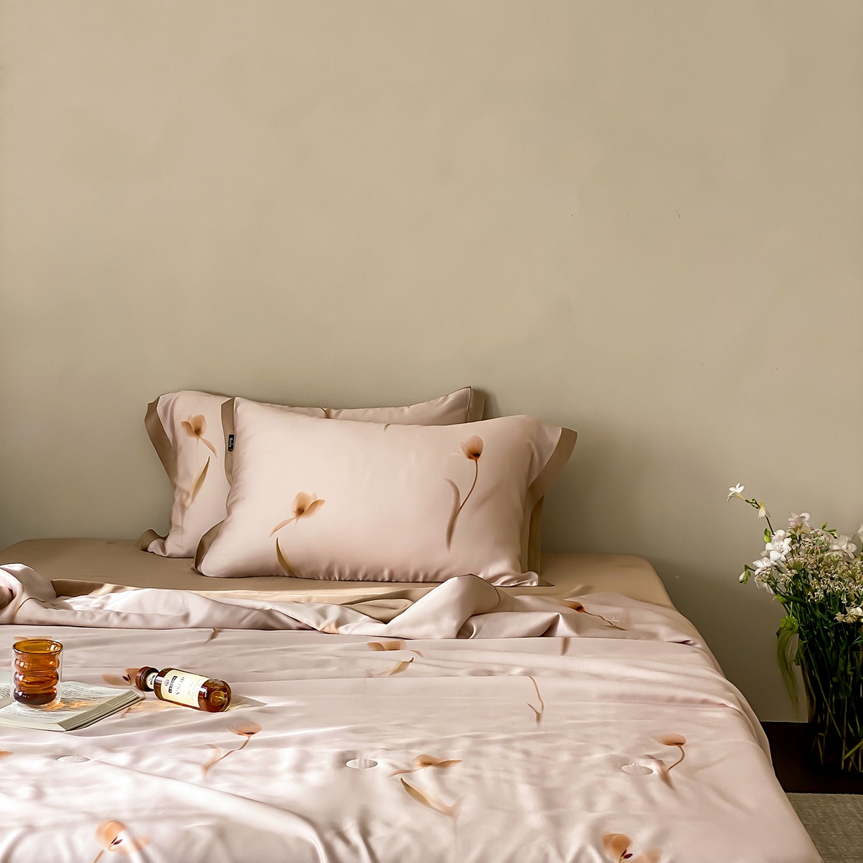 91家纺网 家纺一手货源 找家纺 玉宇阁家居 2026新款60S兰精天丝印花夏被四件套 流光花语-莓子塔