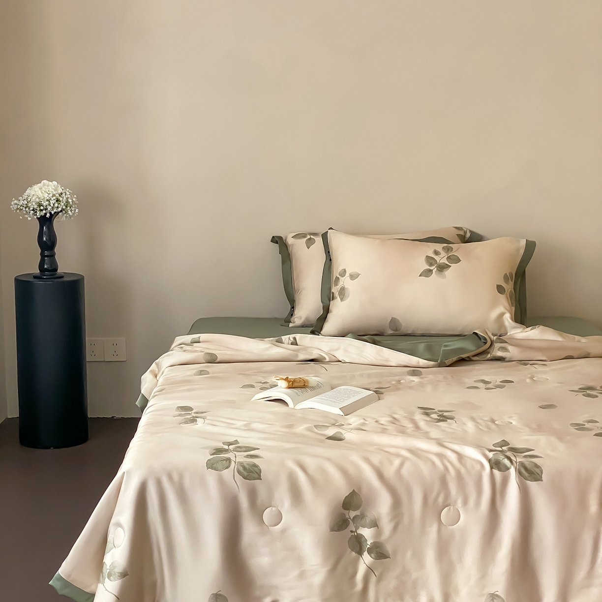 91家纺网 家纺一手货源 找家纺 玉宇阁家居 2026新款60S兰精天丝印花夏被四件套 月漾-晴川绿