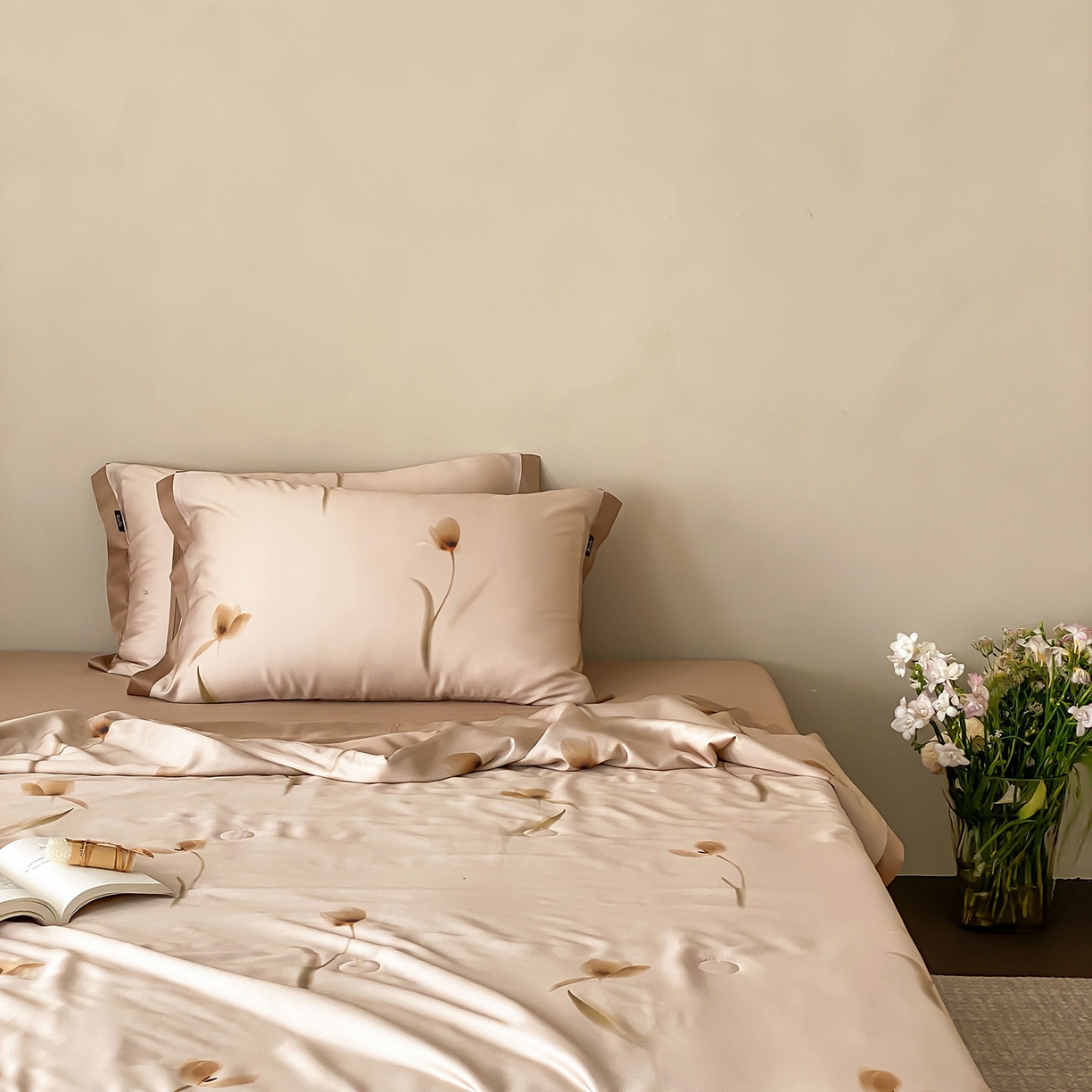 91家纺网 家纺一手货源 找家纺 玉宇阁家居 2026新款60S兰精天丝印花夏被四件套 流光花语-肉桂拿铁