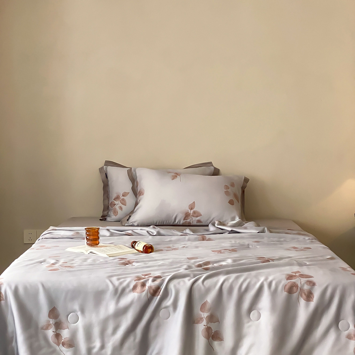 91家纺网 家纺一手货源 找家纺 玉宇阁家居 2026新款60S兰精天丝印花夏被四件套 月漾-浅云