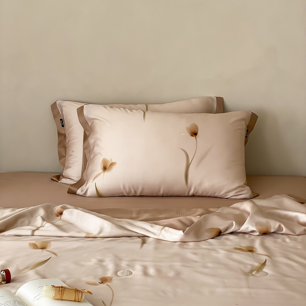 91家纺网 家纺一手货源 找家纺 玉宇阁家居 2026新款60S兰精天丝印花夏被四件套 流光花语-肉桂拿铁