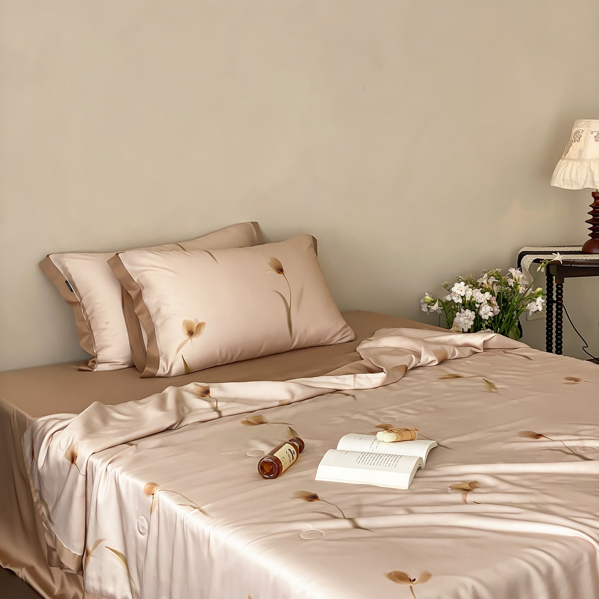 91家纺网 家纺一手货源 找家纺 玉宇阁家居 2026新款60S兰精天丝印花夏被四件套 流光花语-肉桂拿铁